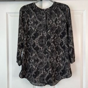 NYDJ Henley 3/4 Sleeve Snake Reptile print Pleat Back Blouse Women’s Size Large